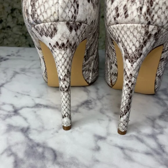 🆕 Cream Faux Snake Skin Boots - Picture 3 of 7